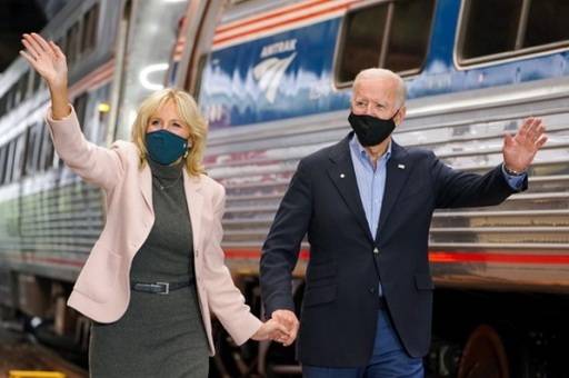 지난해 미선 후보 시절 암트랙 철도를 타고 다니며 선거운동을 하던 조 바이든 현 대통령 부부 모습. SNS 캡처