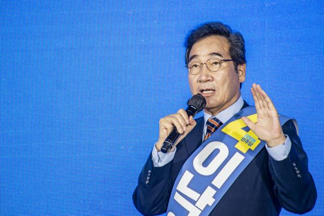 더불어민주당 대선주자인 이낙연 전 대표가 25일 광주 서구 김대중컨벤션센터 1층 다목적홀에서 열린 광주·전남 지역경선 합동연설회에서 정견발표하고 있다. /연합뉴스