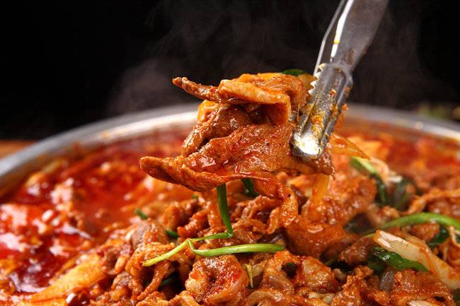 손질한 오리를 매콤한 양념으로 간해 볶은 오리 주물럭. [GettyImage]