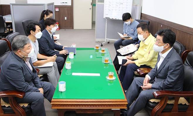 광주 전파관리소 방문한 강인규 나주시장  (나주=연합뉴스) 강인규(오른쪽 맨 앞) 나주시장이 최근 광주 전파관리소를 방문해 보호구역 해제 관련 이야기를 나누고 있다. [나주시 제공. 재판매 및 DB 금지]