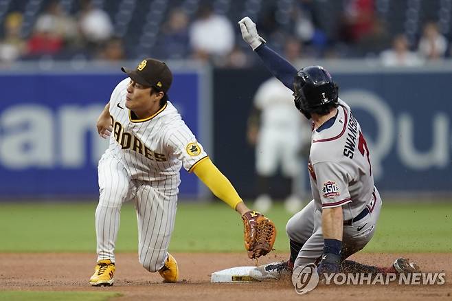 수비하는 김하성(왼쪽) [AP=연합뉴스]