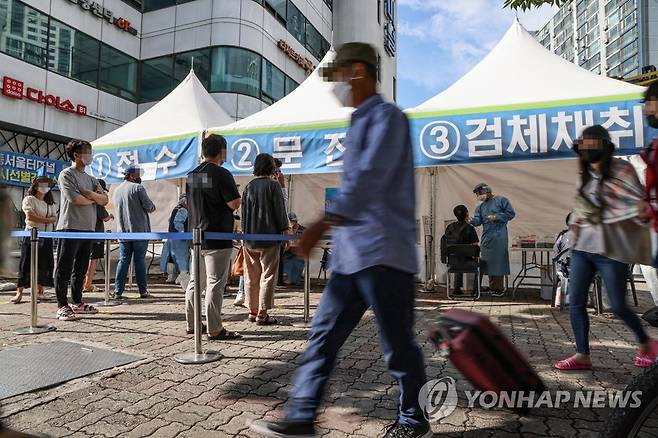 버스터미널에 설치된 코로나19 임시 선별검사소 (서울=연합뉴스) 황광모 기자 = 추석 연휴 마지막 날인 22일 오전 서울 광진구 동서울터미널에 설치된 코로나19 임시 선별검사소 앞을 귀경객들이 분주하게 이동하고 있다.     이 임시 선별 검사소는 추석 연휴 기간 터미널을 이용할 이용객들을 위해 운영되고 있다. 2021.9.22 hkmpooh@yna.co.kr