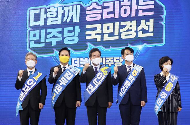 26일 전북 완주군 우석대 체육관에서 열린 더불어민주당 대선 후보 선출을 위한  전북 합동연설회에서 후보들이 기념촬영하고 있다. 왼쪽부터 이재명, 김두관, 이낙연, 박용진, 추미애 후보. (사진=연합뉴스)