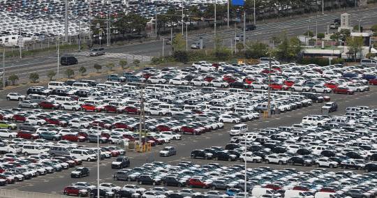 현대차 울산공장 수출선적부두와 야적장에 완성차들이 대기하고 있다. (사진=연합뉴스)
