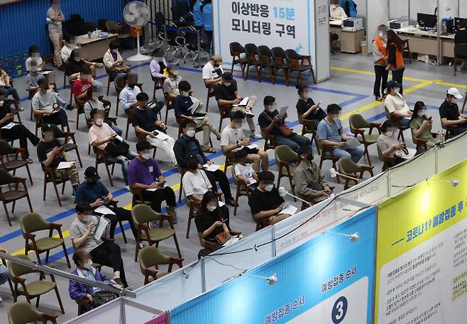 24일 서울 마포구민체육센터에 마련된 코로나19 예방접종센터에서 시민들이 백신을 접종한 뒤 이상반응 모니터링을 하며 대기하고 있다.(사진=연합뉴스)