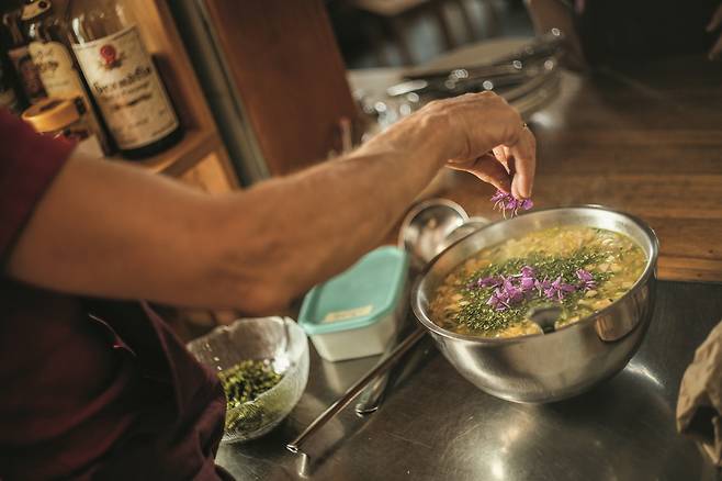 린더넨(Lindernen) 오두막에서 요리하는 모습 / 스위스관광청 제공