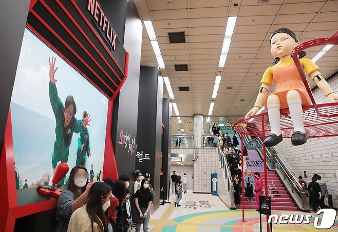 24일 서울 용산구 이태원역에 마련된 '오징어게임' 팝업 체험존 '오겜월드'가 시민들로 북적이고 있다. 넷플릭스 드라마 '오징어게임'은 국내 드라마 최초로 미국 넷플릭스 1위를 기록하는 등 전 세계적으로 화제가 되고 있다. 2021.9.24/뉴스1 © News1 이성철 기자