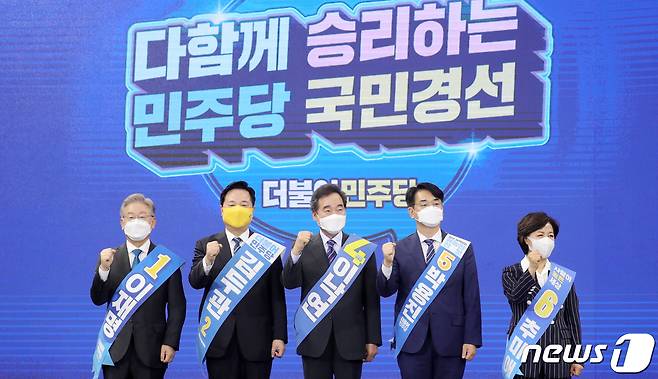 26일 전북 완주군 우석대학교에서 열린 더불어민주당 대선 후보 선출을 위한 전북 합동연설회에서 후보자들이 기념촬영을 하고 있다. 왼쪽부터 이재명, 김두관, 이낙연, 박용진, 추미애 후보. 2021.9.26/뉴스1 © News1 유경석 기자