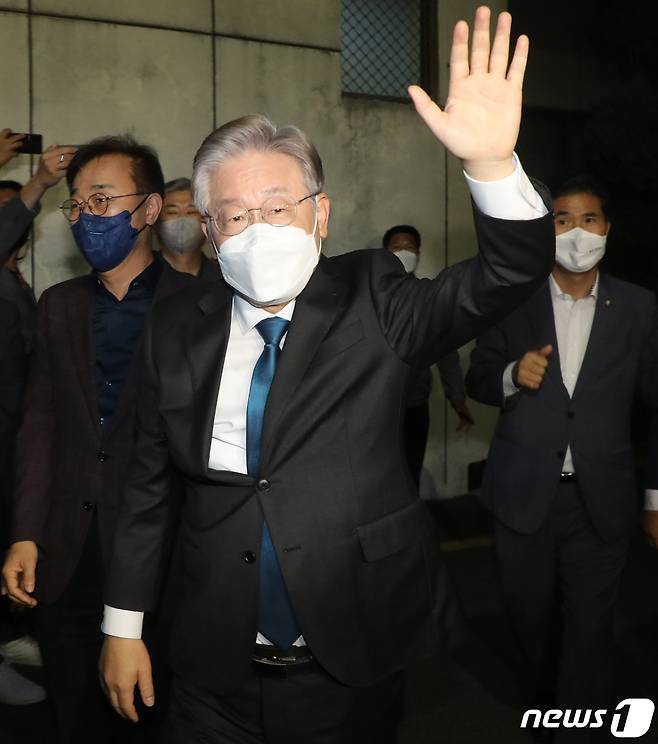 이재명 더불어민주당 대선 예비후보가 26일 전북 완주군 우석대학교에서 열린 더불어민주당 대선 후보 선출을 위한 전북 합동연설회를 통해 전북지역 경선에서 승리를 거둔 뒤 지지자들에게 인사를 하고 있다. 2021.9.26/뉴스1 © News1 유경석 기자