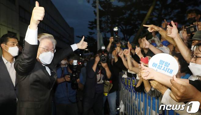 이재명 더불어민주당 대선 예비후보가 26일 전북 완주군 우석대학교에서 열린 더불어민주당 대선 후보 선출을 위한 전북 합동연설회를 통해 전북지역 경선에서 승리를 거둔 뒤 지지자들에게 인사를 하고 있다. 2021.9.26/뉴스1 © News1 유경석 기자