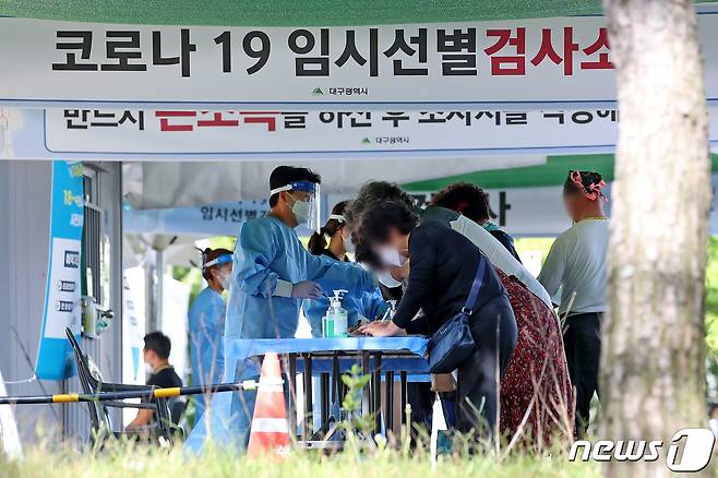 신종 코로나바이러스 감염증(코로나19) 확진자가 전국 2771명으로 집계된 26일 오전 대구 수성구 대구스타디움 제3주차장 임시선별검사소를 찾은 시민들이 줄지어 코로나19 진단검사를 접수하고 있다. 2021.9.26/뉴스1 © News1 공정식 기자