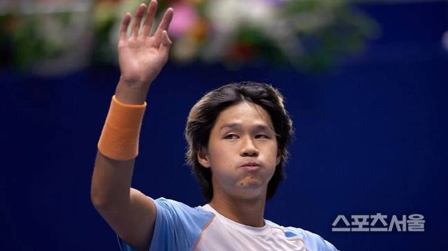 ATP 투어 단식에서 첫 우승을 차지한 권순우가 손을 흔들고 있다. 카자흐스탄테니스연맹 홈페이지 캡처