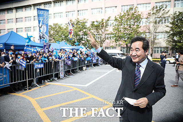 이낙연 전 대표가 26일 전북 완주군 우석대학교 체육관에서 열린 더불어민주당 대선 후보 선출을 위한 전북 합동연설회에서 지지자들에게 인사하고 있다. /이낙연 캠프 제공