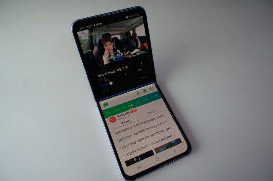갤럭시 Z플립3. 화면을 분할해 OTT를 보면서 동시에 포털 뉴스를 읽을 수 있다.