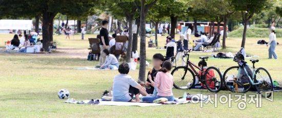 코로나19 신규 확진자가 2771명 발생한 26일 서울 여의도 한강공원을 찾은 시민들이 휴일을 보내고 있다./강진형 기자aymsdream@