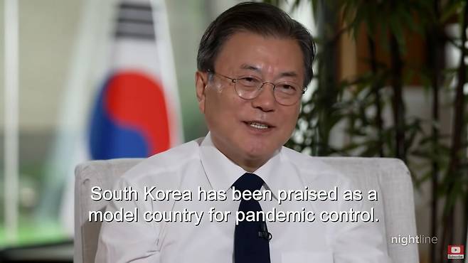 문재인 대통령이 25일 방영된 미 ABC 방송 '나이트라인' 인터뷰에서 한국의 백신 접종에 대해 말하고 있다. /유튜브 캡처
