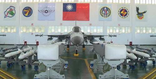 대만 국산전투기 IDF(경국호)의 완젠탄 2기(정면)와 무기. <대만 총통부 캡처>