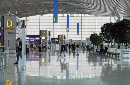 트래블버블(여행안전권역) 기대감이 커지면서 이달 국제선 항공권 구매 고객을 대상으로 대형항공사들을 비롯해 저비용항공사들까지 공격적인 프로모션을 실시하고 있다. 사진은 지난 19일 오전 인천공항 제2터미널 출국장 모습. <연합뉴스>