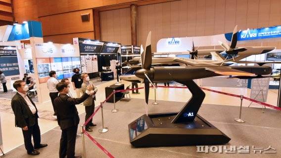 26일 서울 강남구 영동대로 코엑스에서 열린 2021무인이동체산업엑스포에서 참석자들이 전시를 관람하고 있다. 이번 엑스포는 28일까지 열리며 드론, 개인용비행체, 도심항공교통, 국방 무인체계 등을 선보인다. 사진=서동일 기자