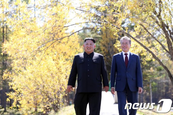 문재인 대통령이 지난 2018년 삼지연초대소를 방문해 김정은 국무위원장과 산책을 하며 대화하고 있다. 2018.9.20/뉴스1 © News1 평양사진공동취재단 /사진=뉴스1