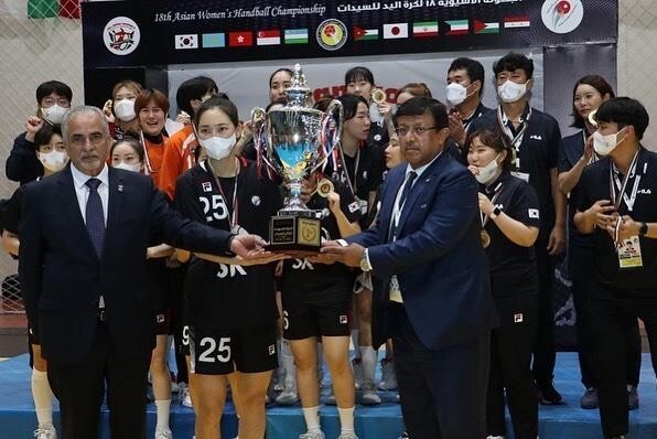 한국 여자핸드볼 대표팀이 26일(한국시각) 요르단 암만에서 열린 제18회 아시아 여자핸드볼 선수권대회 결승전 일본과 경기에서 33-24로 이긴 뒤 우승 트로피를 받고 있다. 대한핸드볼협회