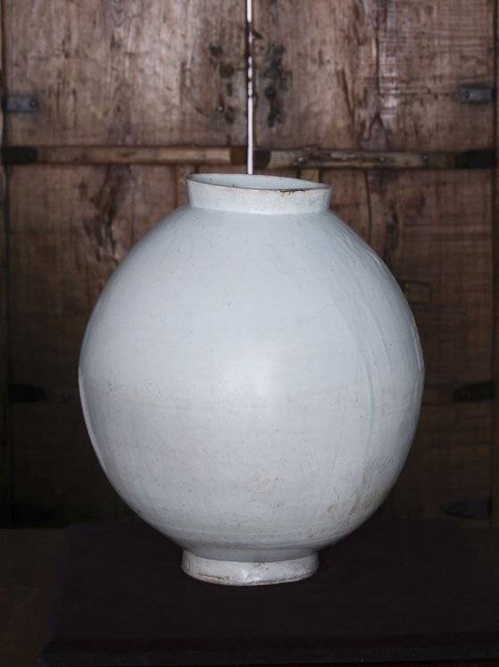 북촌 중국미술연구소 전윤수 대표가 공개한 높이 54cm달항아리. 평평한 바닥에 놓고 보면 살짝 비스듬한 입구와, 조금 다른 양쪽의 굴곡이 보인다. 최건 전 경기도자박물관장은