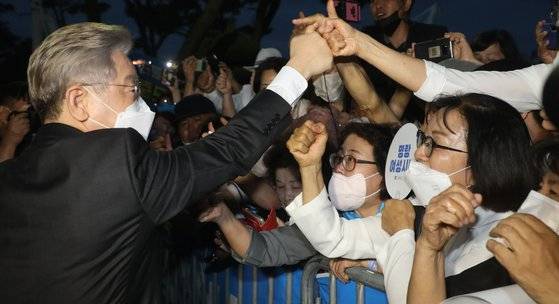 이재명 더불어민주당 대선 예비후보가 26일 전북 완주군 우석대학교에서 열린 더불어민주당 대선 후보 선출을 위한 전북 합동연설회를 통해 전북지역 경선에서 승리를 거둔 뒤 지지자들에게 인사를 하고 있다. 2021.9.26/뉴스1