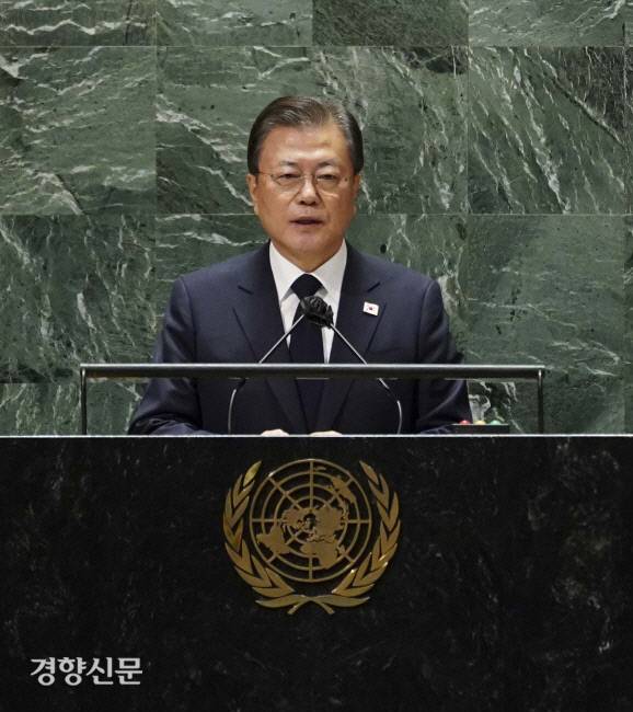 문재인 대통령이 지난 21일(현지시간) 미국 뉴욕 유엔총회장에서 기조연설을 하며 남북·미 또는 남북·미·중의 종전선언을 제안하고 있다. 뉴욕 /연합뉴스