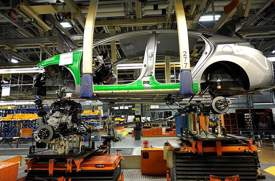 Employees assemble a car at Hyundai Motor's factory in Alabama, United States. [HYUNDAI MOTOR MANUFACTURING ALABAMA]