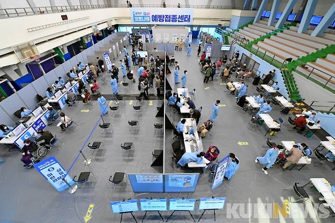 만 75세 이상 고령층에 대한 코로나19 백신 접종이 시작된 1일 서울 송파구 거여동 송파체육문화회관에 마련된 예방접종센터에서 어르신이 화이자 백신을 접종 받고 있다. 2021.04.01 사진공동취재단