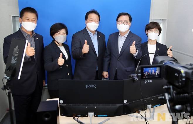 월평도서관 미디어 창작실에서 기념촬영을 하는 모습.