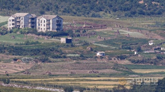 26일 경기도 파주시 접경지역에서 바라본 북한 황해북도 개풍군에 가을걷이를 마친 볏짚이 쌓여있다.
