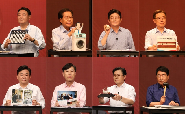 국민의힘 대선 경선 후보들이 26일 서울 마포구의 한 스튜디오에서 열린 세 번째 방송토론회에서 각자 준비한 소품을 들고 마무리발언을 하고 있다. 윗줄 왼쪽부터 윤석열 전 검찰총장의 ‘수저세트’, 홍준표 의원의 ‘모형 세탁기’, 유승민 전 의원의 ‘야구공’, 최재형 전 감사원장의 ‘선비의 칼' 사진. 아랫줄 왼쪽부터 원희룡 전 제주지사의 '마포구 자영업자 추모' 사진, 하태경 의원의 '윤창호법 통과' 사진, 황교안 전 대표의 ‘모형 거북선’, 안상수 전 인천시장의 ‘고무망치’. 국회사진기자단