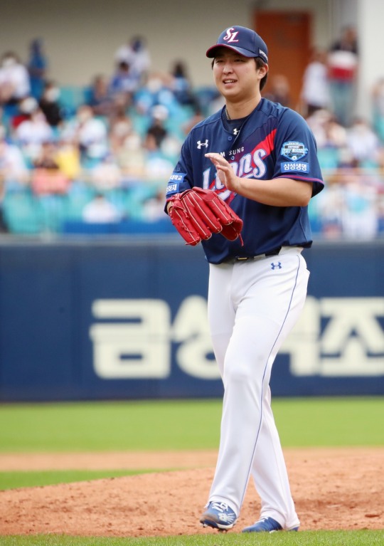 비록 승리를 챙기지는 못했지만 8이닝을 무실점으로 막은 최채흥이 환환 표정으로 더그아웃으로 들어오고 있다.