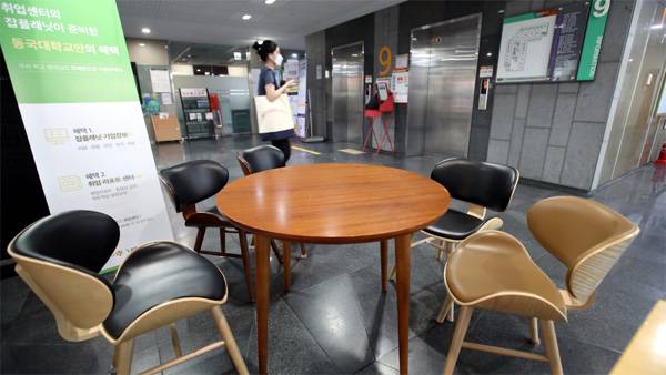 지난 24일 학생들 발길이 끊겨 한산한 서울의 한 대학교 건물 내부 모습. 현재 일부 소규모 수업, 실험·실습을 제외하고는 대부분 대학교에서 수업이 비대면으로 이뤄지고 있다. [김호영 기자]