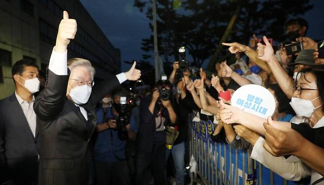 더불어민주당 대선 후보 선출 전북 합동 연설회가 열린 26일 전북 완주군 우석대학교에서 투표 결과 발표를 마친 이재명 후보가 지지자들 앞에서 엄지손가락을 올리고 있다. / 사진제공=뉴시스