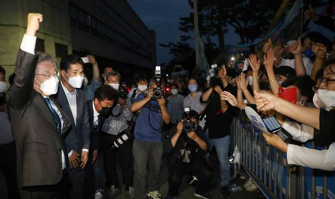 더불어민주당 대선 후보 선출 전북 합동 연설회가 열린 26일 전북 완주군 우석대학교에서 투표 결과 발표를 마친 이재명 후보 지지자들 앞에서 파이팅을 외치고 있다. / 사진제공=뉴시스