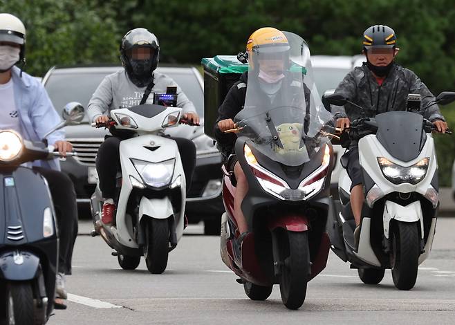 [사진=서울 시내에서 배달원들이 오토바이를 타고 이동하고 있다.] [연합]