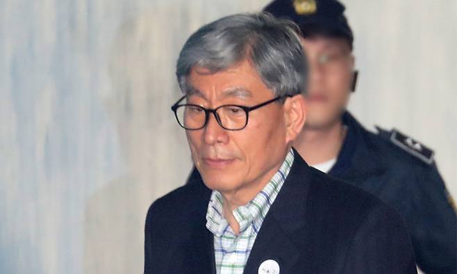 지난 2019년 4월 11일 박원순 서울시장 제압 문건 작성 등 민간인 불법 사찰 혐의를 받는 원세훈 전 국정원장이 서울 서초구 서울중앙지법에서 열린 공판에 출석하고 있다. 뉴시스