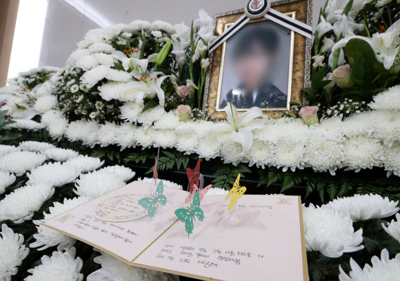 공군 이 중사 분향소에 놓인 어머니 편지 - 10일 경기 성남시 국군수도병원 장례식장에 마련된 공군 이모 중사 분향소에 이 중사의 어머니가 쓴 편지가 놓여 있다.연합뉴스