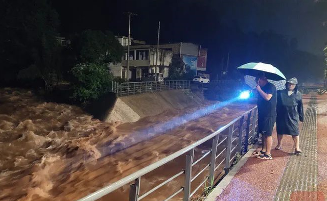 中쓰촨성, 새벽부터 내린 폭우로 토산 무너져 도로 닦던 근로자 다수 실종돼