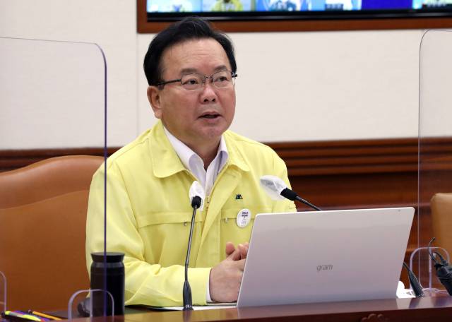 김부겸 국무총리가 26일 오후 정부서울청사에서 열린 코로나19 대응 중앙재난안전대책본부 회의를 주재하고 있다. /연합뉴스