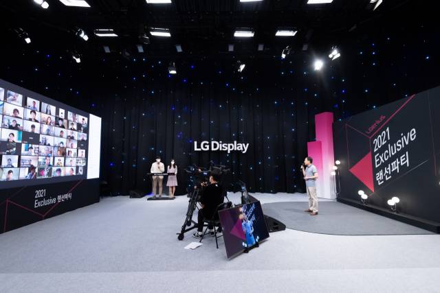 윤수영(오른쪽) LG디스플레이 최고기술책임자가 국내외 석·박사 인재를 대상으로 한 랜선 미팅에서 ‘코로나 시대 디스플레이 산업의 새로운 기회’를 주제로 강연하고 있다./사진 제공=LG디스플레이