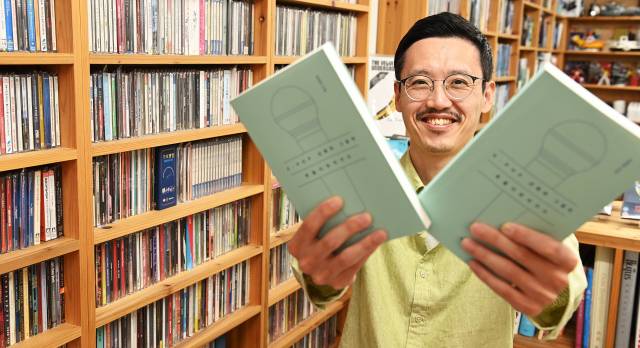 강일권 대중음악평론가(K팝 신화의 그림자 저자)./오승현 기자