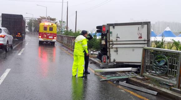 빗길 교통사고 모습. 사진은 이 기사와 무관함. &copy;연합뉴스