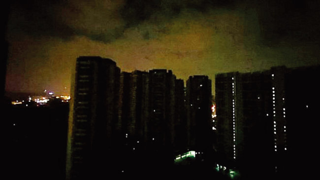 중국 광둥성 광저우시의 전력 제한 공급 조치로 아파트에 불이 들어오지 않고 있다. [웨이보]