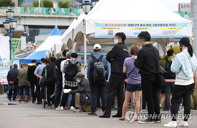 지난 25일 서울역 광장에 마련된 중구임시선별검사소 [연합뉴스 자료사진]