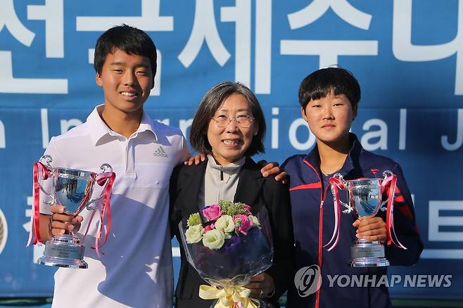2014년 이덕희배 대회에 참석한 이덕희 여사(가운데)와 정윤성(왼쪽), 김다빈.  [대한테니스협회 제공. 재판매 및 DB 금지]