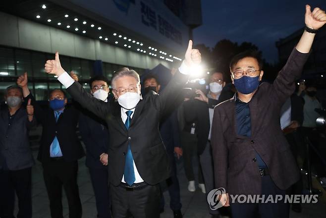 환호하는 이재명 (완주=연합뉴스) 최영수 기자 = 더불어민주당 대선주자인 이재명 경기지사가 26일 전북 완주군 우석대학교 체육관에서 열린 더불어민주당 대선 후보 선출을 위한  전북 합동연설회에서  김윤덕 의원(오른쪽) 등과 함께 환호하고 있다. 2021.9.26 kan@yna.co.kr