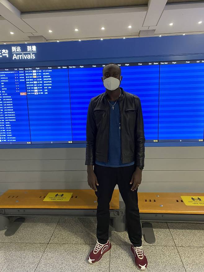 인천공항을 통해 한국에 입국한 다우디 오켈로. 사진=한국전력